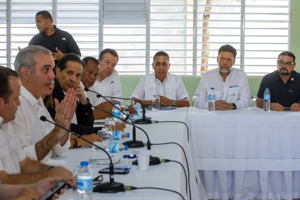 Edenorte refuerza acciones junto al Gobierno para recuperación de Villa Montellano Gustavo Martinez durante la mesa de trabajo con el presidente Abinader 2
