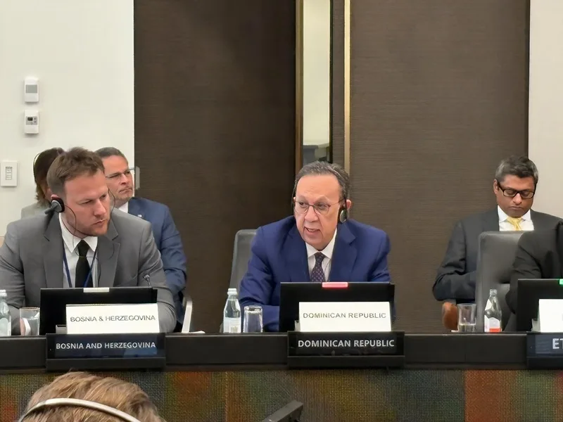 Valdez Albizu participa en la mesa redonda de alto nivel sobre fraude digital en los servicios financieros HVA en mesa redonda FMI