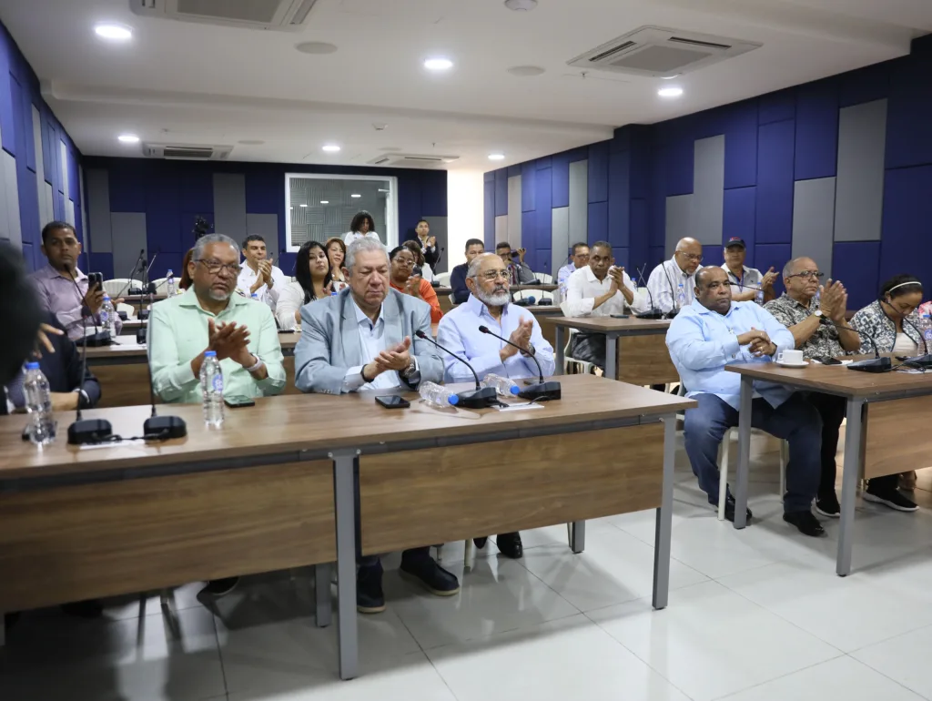 Hospital Cabral y Báez abre sus puertas a la prensa en su 80 aniversario Hospital Cabral y Baez abre sus puertas a la prensa en su 80 aniversario