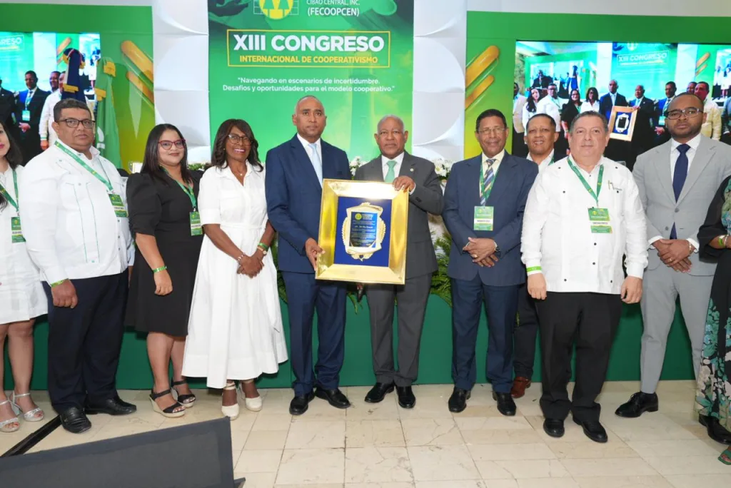 Julito Fulcar es homenajeado por cooperativas internacionales por su liderazgo en la economía solidaria Julito Fulcar es homenajeado por cooperativas internacionales por su liderazgo en la economia solidaria