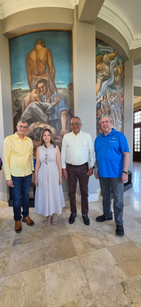 Adompretur Santiago impulsa conocimiento histórico con visita al Museo del Monumento Nelson peralta maria ramirez bartolo garcia y junior mcdougal