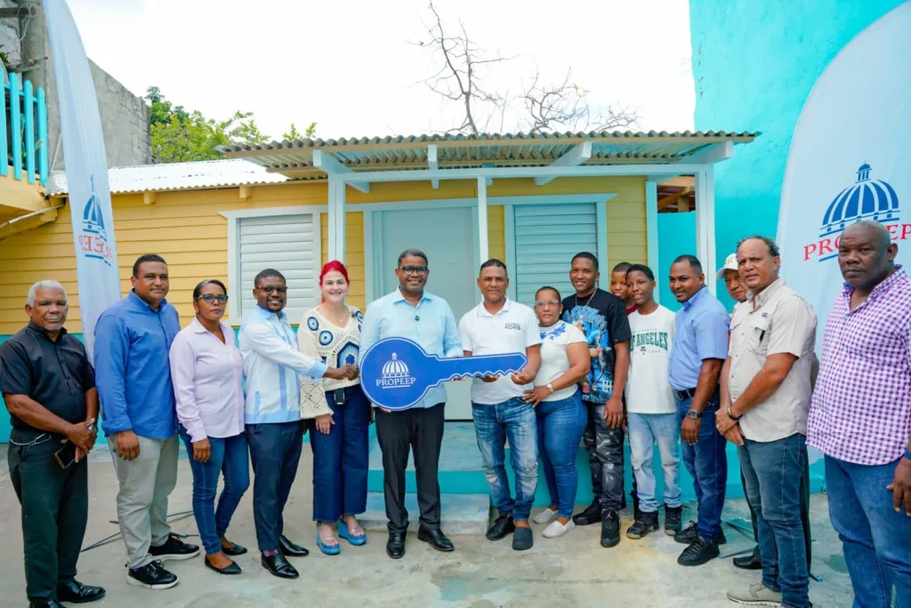 Propeep entrega vivienda a familia afectada por incendio en Los Guandules Propeep entrega vivienda a familia afectada por incendio en Los Guandules