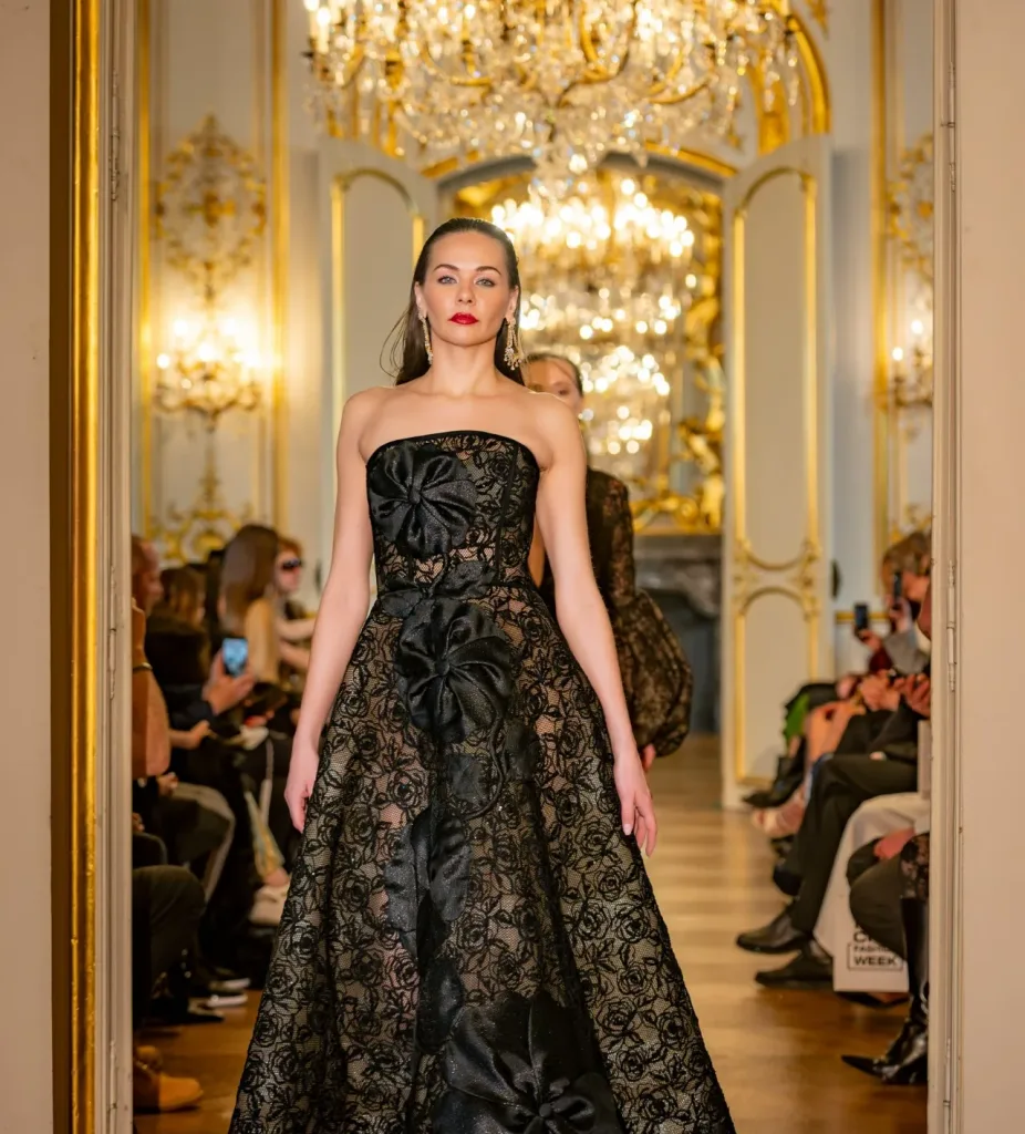 Rafael Rivero conquista París con su propuesta “Alta Moda” y marca un hito para el diseño dominicano Rafael Rivero conquista Paris con su propuesta Alta Moda y marca un hito para el diseno dominicano e1776003154138