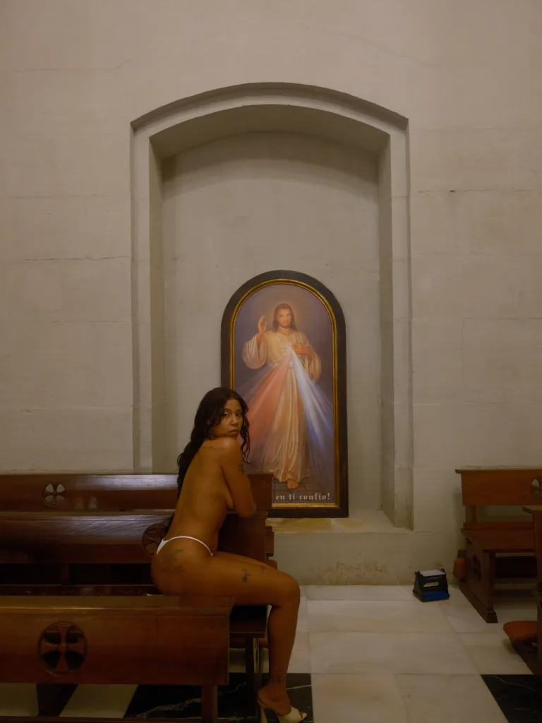 Tokischa desata controversia internacional tras sesión fotográfica semidesnuda en iglesia española Tokischa desata controversia internacional tras sesion fotografica en iglesia espanola