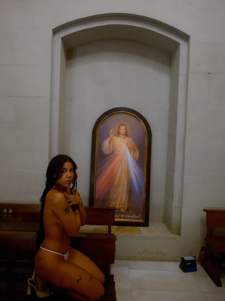 Tokischa desata controversia internacional tras sesión fotográfica semidesnuda en iglesia española Tokischa desata controversia internacional tras sesion fotografica en iglesia espanola3