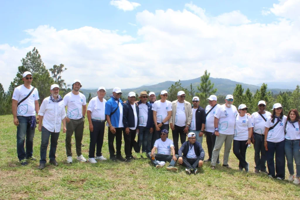 Banco Popular impulsa jornada de reforestación con comunicadores en la Sierra de Santiago Voluntarios del Banco Popular reforestan junto a periodistas y comunicadores de la zona norte