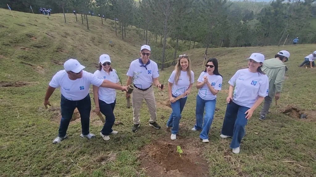 Banco Popular impulsa jornada de reforestación con comunicadores en la Sierra de Santiago Voluntarios del Banco Popular reforestan junto a periodistas y comunicadores de la zona norte1