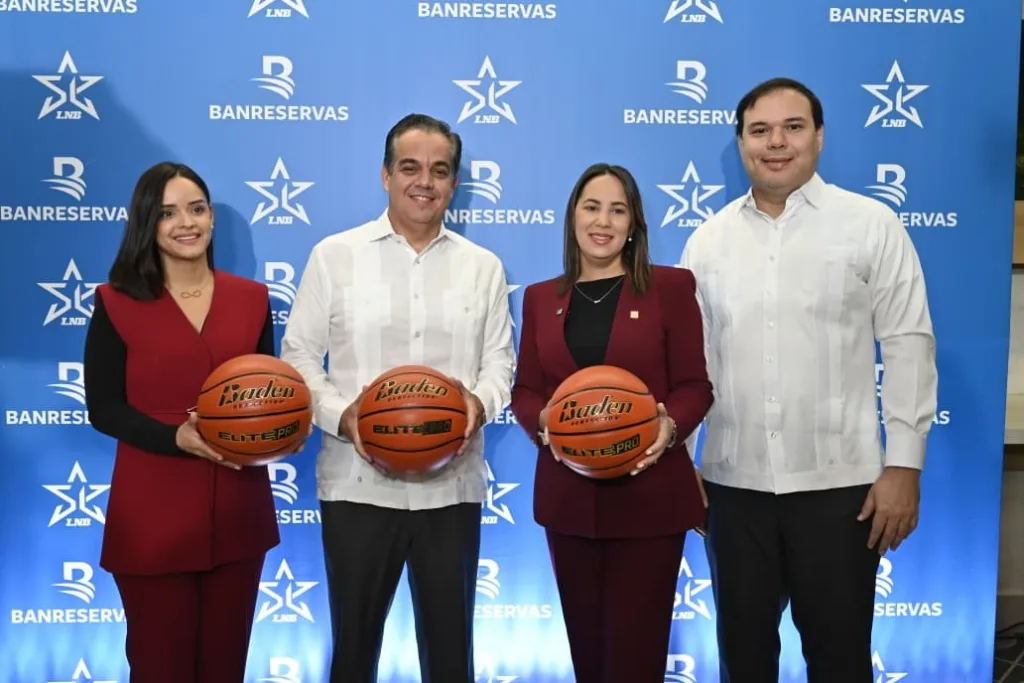 Banreservas respalda inicio de la temporada 2026 de la LNB Yubelkis Ramirez Vinas vicepresidenta de Mercadeo Antonio Mir presidente de la Liga Nacional de Baloncesto