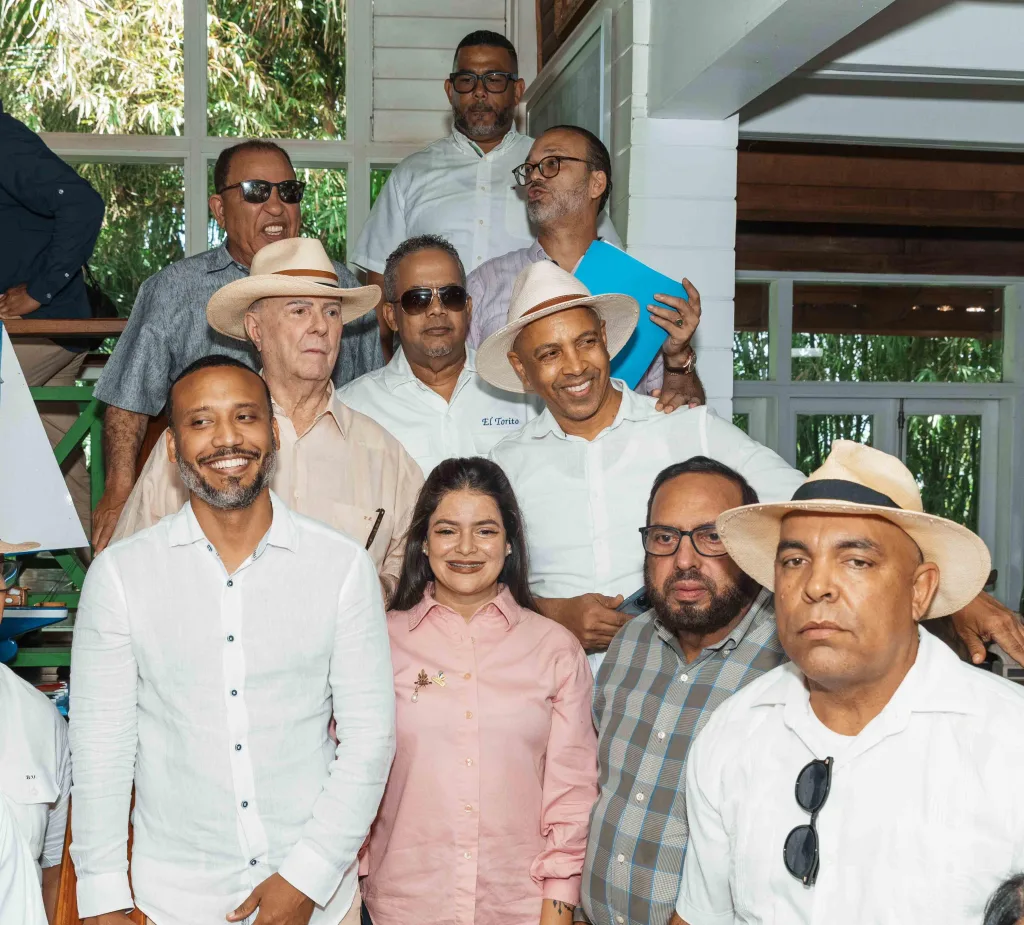 Carolina Mejía fortalece su respaldo político con masivo apoyo en Monseñor Nouel hipolito mejia y carolina eljacaguero