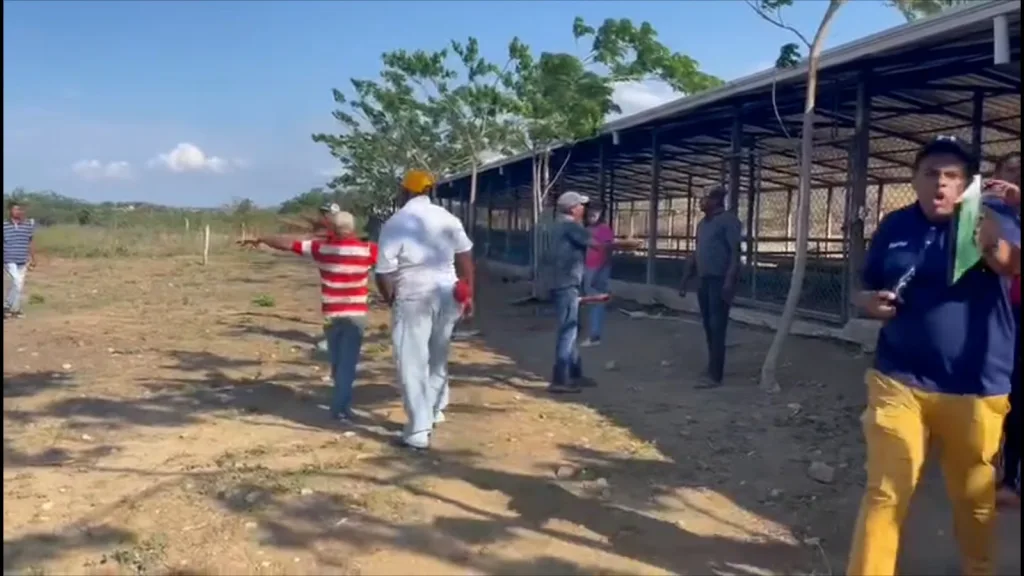Denuncian presunta invasión de tierras con respaldo de funcionarios en Montecristi invasion de tierras con respaldo de funcionarios en Montecristi1