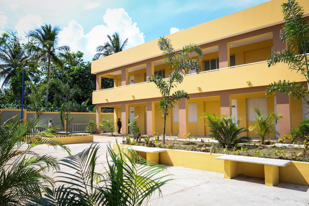 Abinader entrega liceo en Copeyito y pone fin a 14 años de espera educativa liceo en Copeyito y pone fin a 14 anos de espera educativa