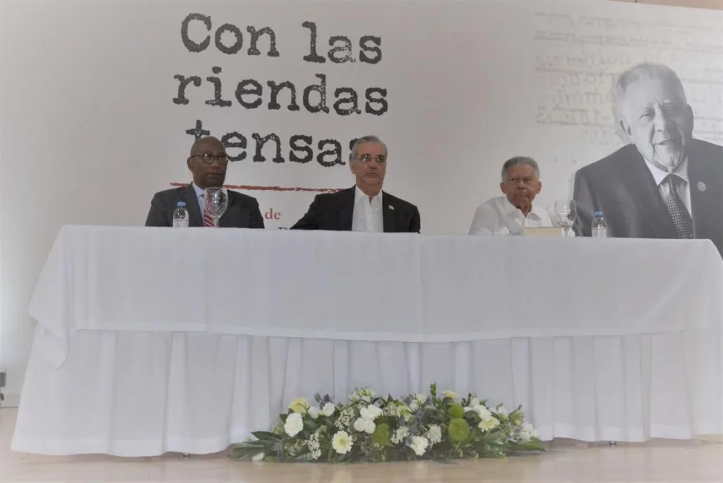 El presidente Abinader y rector de la UASD encabezan acto puesta en circulación libro de Juan Bolívar Díaz El presidente Luis Abinader y el rector de la UASD, maestro Editrudis Beltrán, junto al autor de la obra, Juan Bolívar Díaz en la mesa de honor.