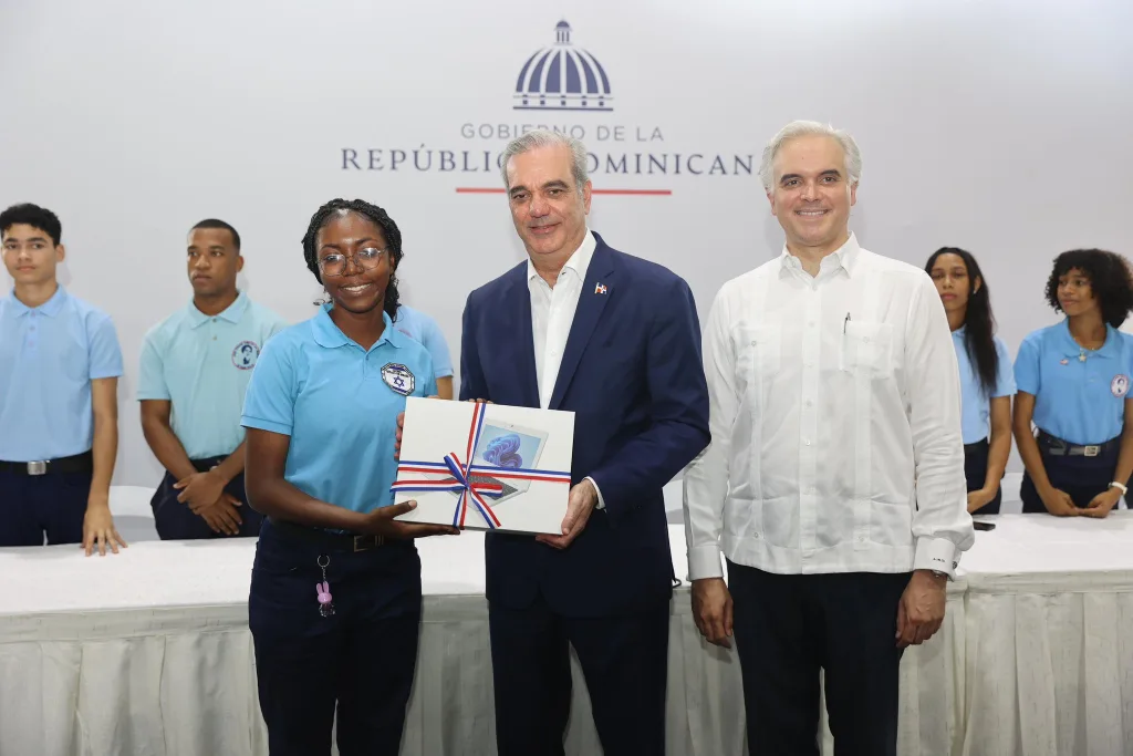 Abinader exhorta a jóvenes a prepararse en tecnología e idiomas para las carreras del futuro Abinader exhorta a jovenes a prepararse en tecnologia e idiomas para las carreras del futuro