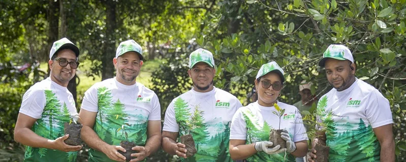 Industrias San Miguel y aliados plantan más de 5,000 árboles en la zona fronteriza Colaboradores de ISM durante la jornada