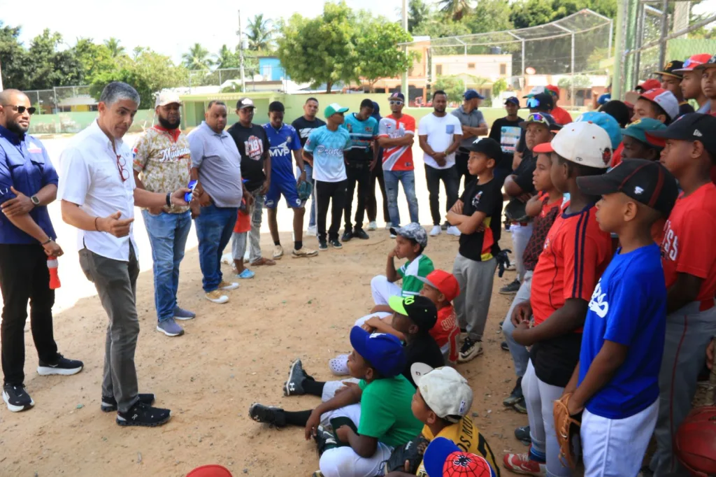 DCNB inspecciona estadio en Padre Las Casas y proyecta mejoras para el béisbol local Daniel Ramirez imparte charla