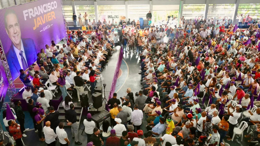 Francisco Javier exhibe fuerza política en Santiago con masiva juramentación de equipos Francisco Javier exhibe fuerza politica en Santiago con masiva juramentacion de equipos