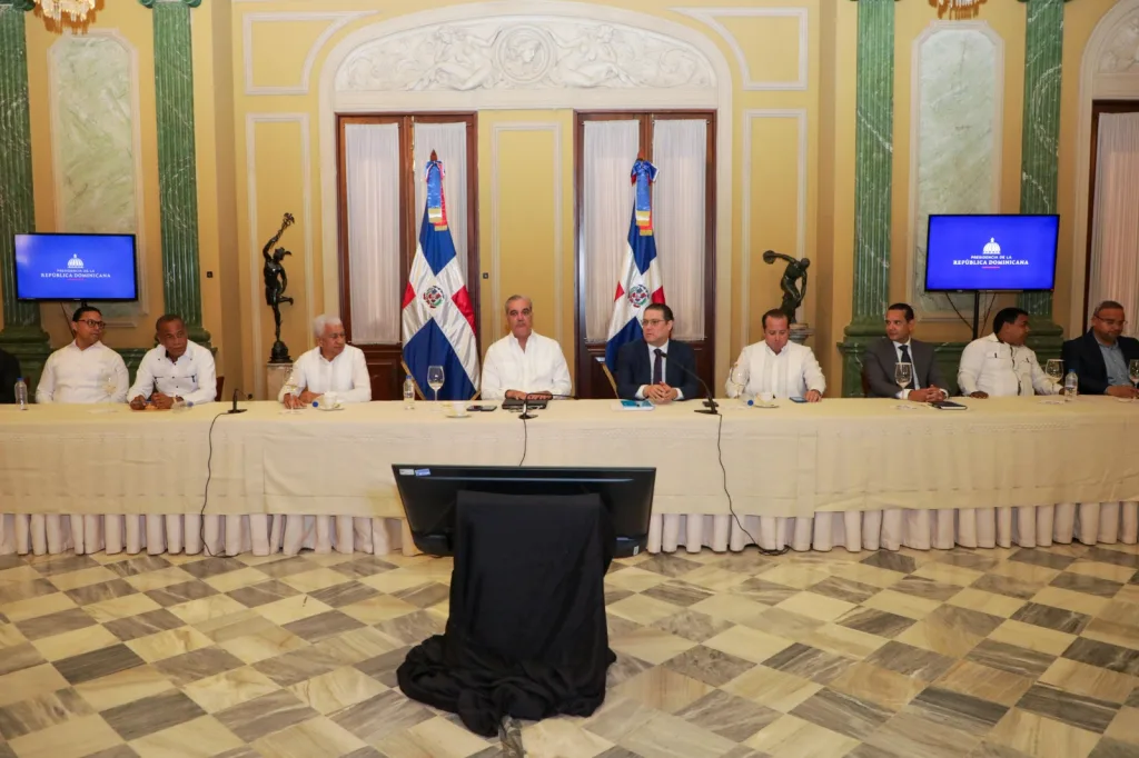 Gobierno activa diálogo permanente con transportistas para frenar alza del pasaje Gobierno activa dialogo permanente con transportistas para frenar alza del pasaje
