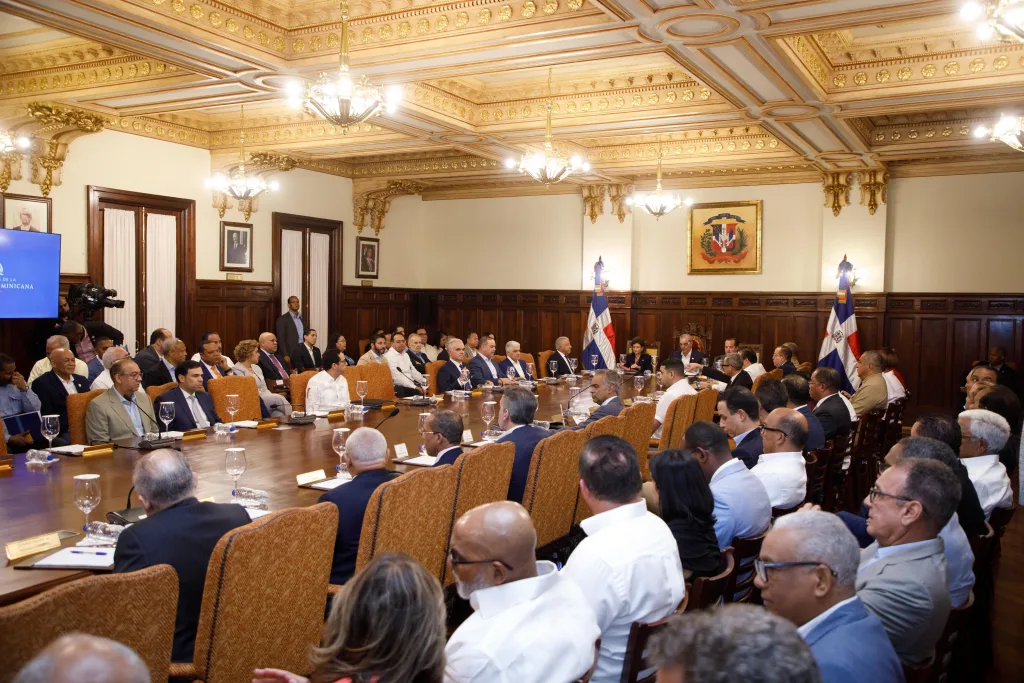 Gobierno adopta plan de austeridad para mitigar efectos de crisis internacional en la economía dominicana Gobierno adopta plan de austeridad para mitigar efectos de crisis internacional en la economia dominicana1