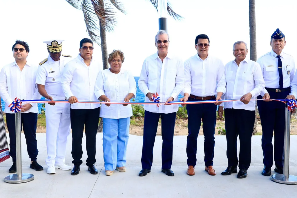 Gobierno entrega segunda fase del malecón de Santo Domingo Este con inversión superior a RD$314 millones Gobierno entrega segunda fase del malecon de Santo Domingo Este con inversion superior a RD314 millones