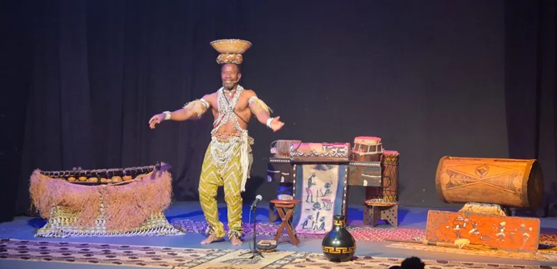 El percusionista, espectáculo destacado de FESTAE 2026 (Critica de teatro) Gorsy Edu es un artista de Guinea Ecuatorial que ha plasmado un mensaje desde el escenario mediante el teatro, la danza, el cine, el canto, el baile y el cuento y la tradición ancestral transmitida oralmente. Foto: Mika Pasco