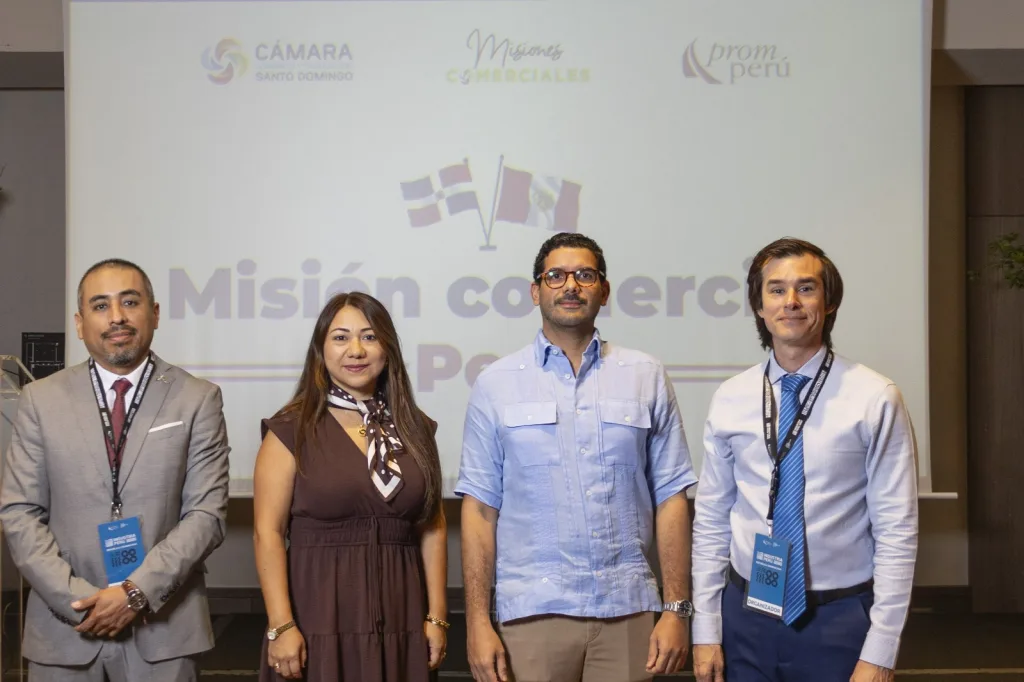 Misión comercial RD–Perú generaría negocios por más de US$3.5 millones Juan Carlos Prada de PromPeru Carolina Portugal de la Embajada del Peru en RD David Abreu gerente de Negocios de la Camara y Giancarlo Yanisselli de PromPeru