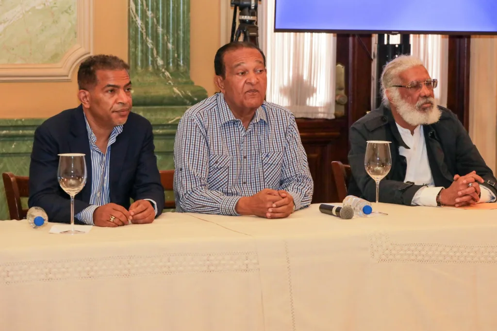 Gobierno activa diálogo permanente con transportistas para frenar alza del pasaje Juan marte antonio marte y Juan Hubieres
