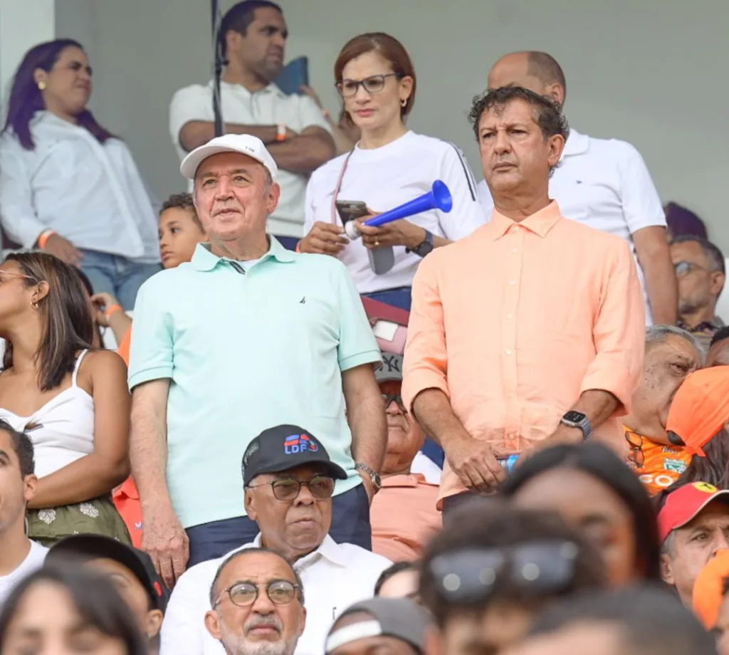 Pica y se Extiende Manuel Estrella disfruta juego en el publico