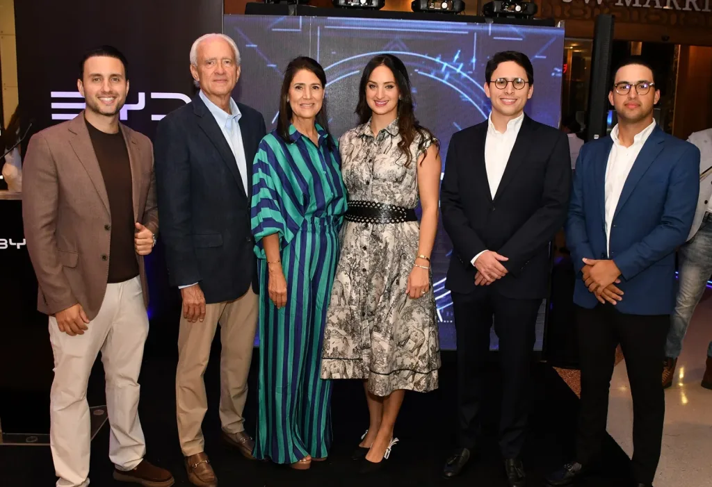 BYD y Peravia Motors lanzan en República Dominicana la nueva SUV súper híbrida ATTO 8 Michael Pena Nelson Pena Ingrid Pena Lisa Pena Sebastian Pena y Alejandro Pena e1779366135600