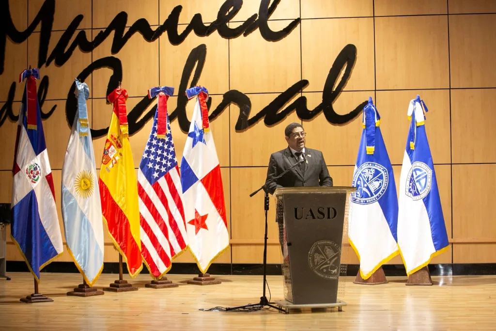 UASD abre espacio de debate sobre arquitectura sostenible y ciudades del futuro Omar Segura se dirige a los presentes en la apertura del congreso sobre arquitectura