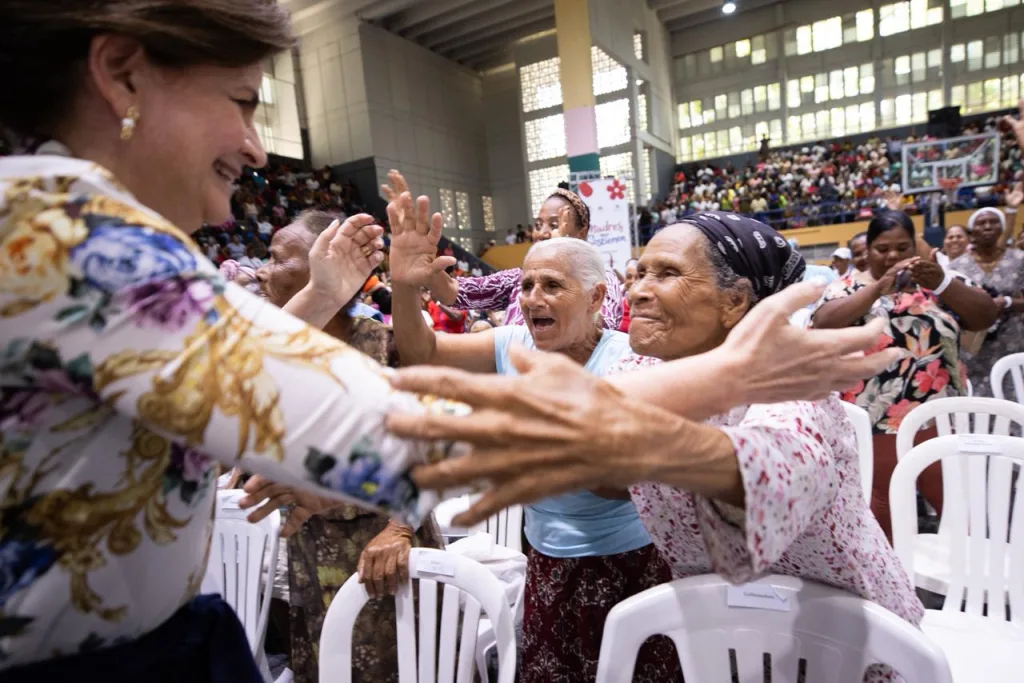 Raquel Peña encabeza multitudinaria jornada “Madres que Sostienen” en Barahona Raquel Pena encabeza multitudinaria jornada Madres que Sostienen en Barahona
