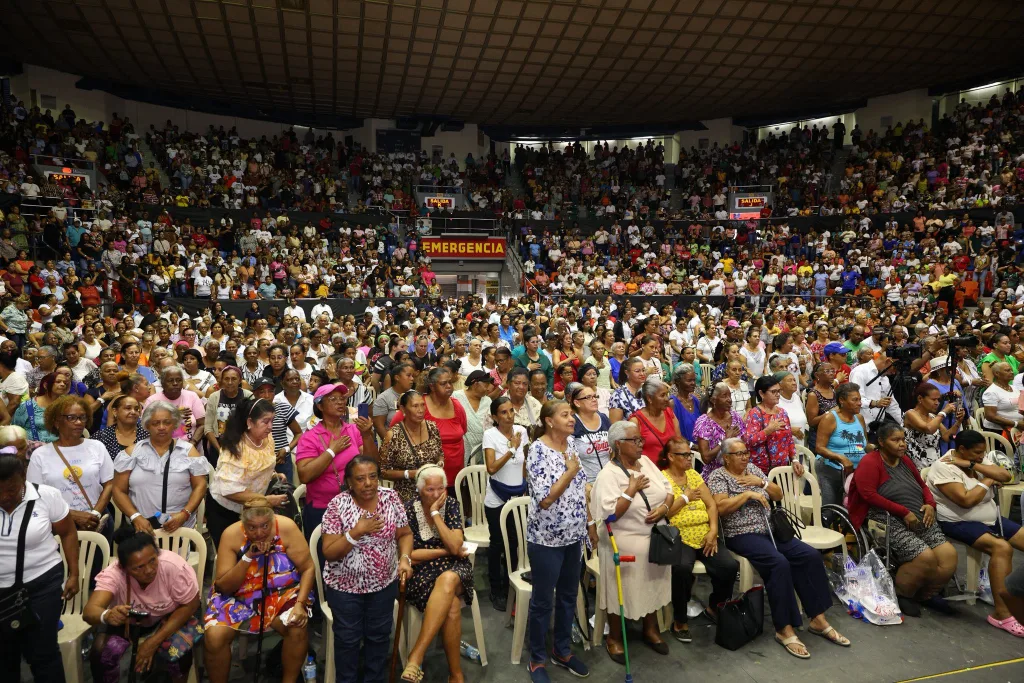 Raquel Peña encabeza multitudinario homenaje a más de 7,000 madres en Santiago Raquel Pena encabezo este domingo una multitudinaria jornada de Madres que Sostienen en la Gran Arena del Cibao