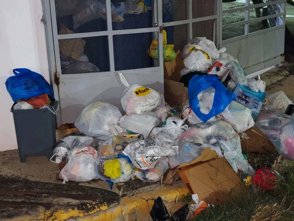Residentes de Jardines del Sur denuncian crisis sanitaria por acumulación de basura en Puñal Residentes de Jardines del Sur denuncian crisis sanitaria por acumulacion de basura en Punal 1