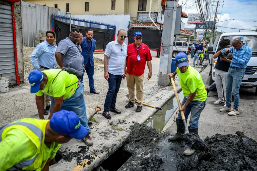 Ulises Rodríguez encabeza operativo de limpieza y llama a cuidar los espacios públicos en Santiago Ulises Rodriguez encabeza operativo de limpieza y llama a cuidar los espacios publicos en Santiago