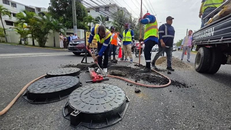 CORAASAN y Alcaldía de Santiago inician operativo de colocación de tapas de aguas residuales y pluviales 1 1 1