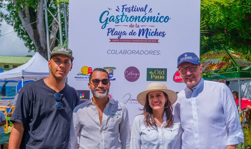 El Festival Sabores de Miches pone en valor la gastronomía local como patrimonio cultural y motor de desarrollo Olivier Bur, Yankel Coplín Mauricio, Katherine Durán y Hervé Fuch.