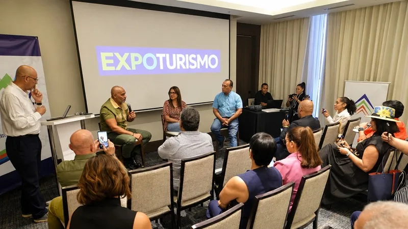 Adompretur analiza el futuro de la información turística con un conversatorio en el marco de ExpoTurismo Salvador Batista exponiendo en el conversatorio sobre la evolución de la prensa turística en RD.