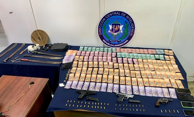 DINTEL-PN y MP confiscan armas, municiones, dinero en efectivo y otros elementos ilícitos durante allanamientos en Santiago; tres personas detenidas 1000198905