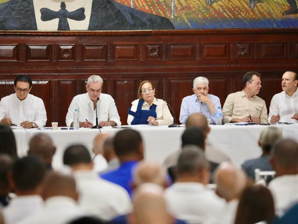 Abinader pasa balance a proyectos de Santiago junto a lideres comunitarios