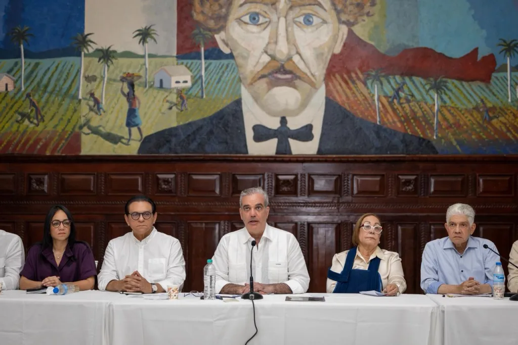 Abinader pasa balance a proyectos de Santiago junto a líderes comunitarios Abinader pasa balance a proyectos de Santiago junto a lideres comunitarios1