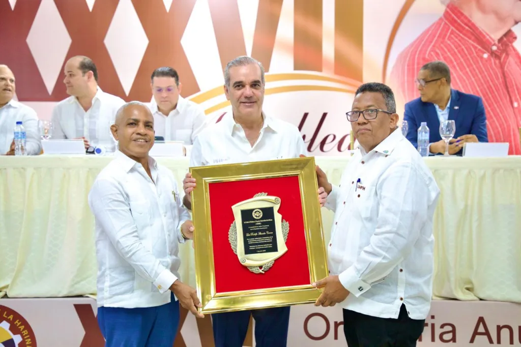 Abinader reafirma respaldo a industriales de la harina para garantizar estabilidad en el precio del pan Abinader reafirma respaldo a industriales de la harina para garantizar estabilidad en el precio del pan