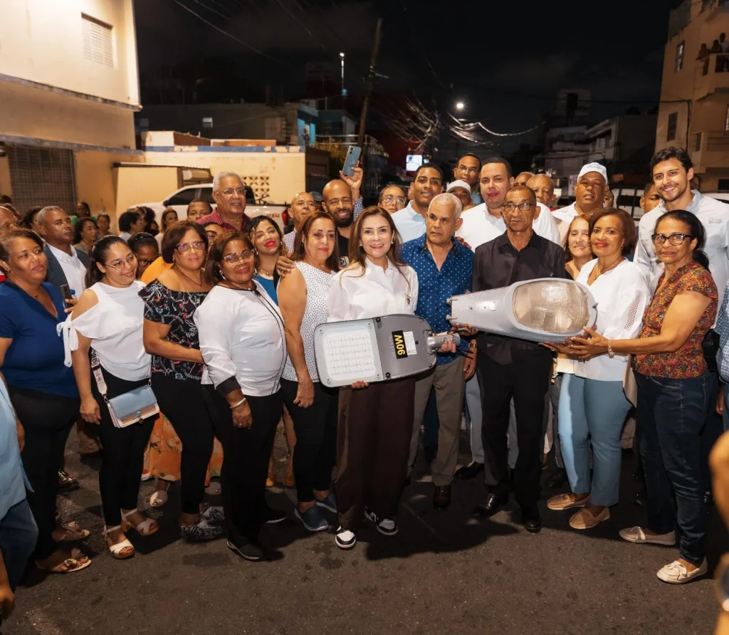 Carolina Mejía fortalece la seguridad en Villa Francisca y La Fe con más de mil luminarias LED Carolina Mejia fortalece la seguridad en Villa Francisca y La Fe con mas de mil luminarias LED