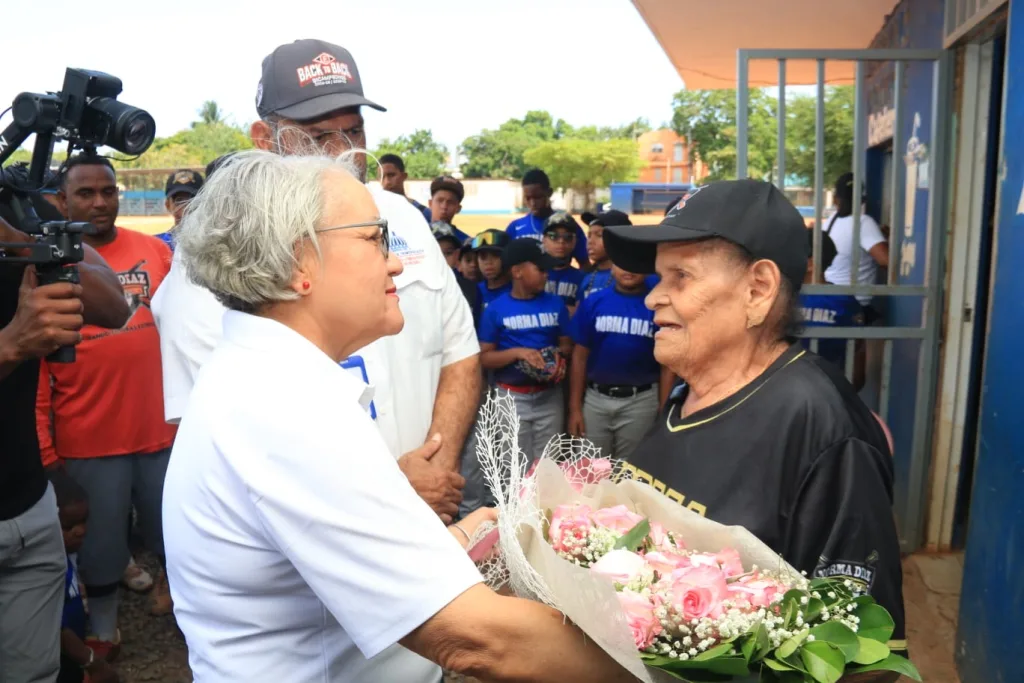 Comisionado de Béisbol rinde homenaje a doña Norma Díaz por su legado en el deporte Comisionado de Beisbol rinde homenaje a dona Norma Diaz por su legado en el deporte