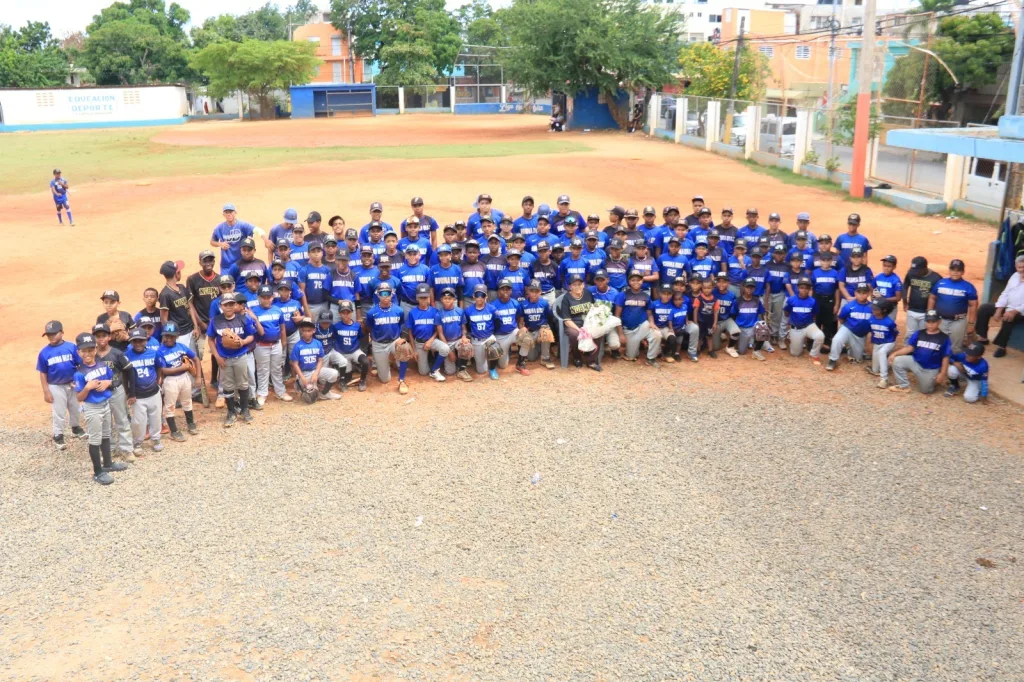 Comisionado de Béisbol rinde homenaje a doña Norma Díaz por su legado en el deporte Comisionado de Beisbol rinde homenaje a dona Norma Diaz por su legado en el deporte1