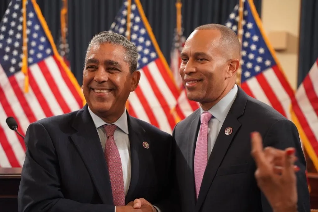 Líder Hakeem Jeffries reafirma respaldo a Adriano Espaillat rumbo a las primarias demócratas Espaillat y Hakeem Jeffries