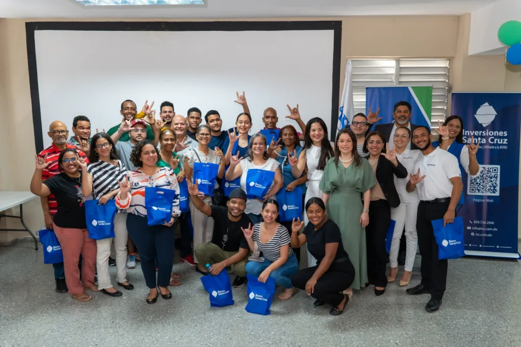 Banco Santa Cruz impulsa la inclusión financiera de la comunidad sorda en República Dominicana Expertos de Inversiones Santa Cruz capacitaron sobre los instrumentos del mercado de valores