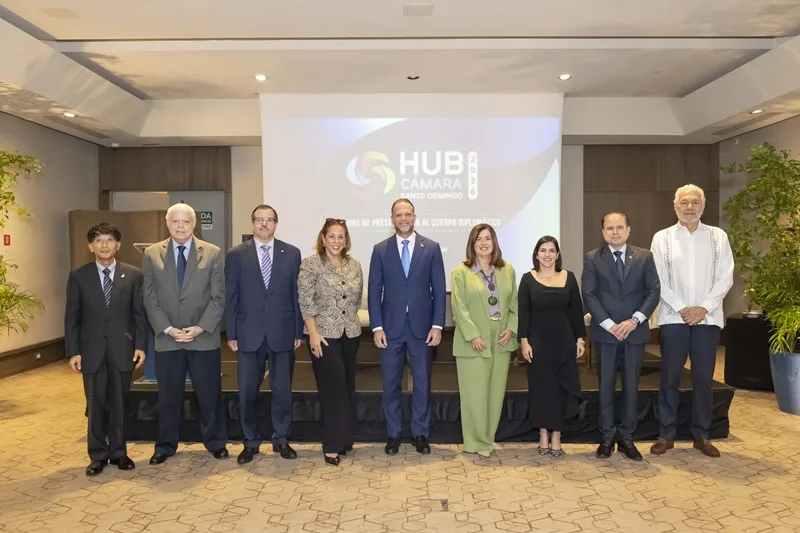 Cuerpo diplomático conoce oportunidades de negocios en HUB Cámara Santo Domingo 2026 El embajador japonés Osamu Hayakawa, el embajador peruano Gustavo Felipe José Lembcke, el representante de Paraguay Jerónimo Ocampos, embajadora panameña Yira Elena Ramonet, el viceministro Daniel Peña, Lucile Houellemont, Biviana Riveiro, el viceministro Hugo Rivera, y el embajador colombiano Darío Villamizar.