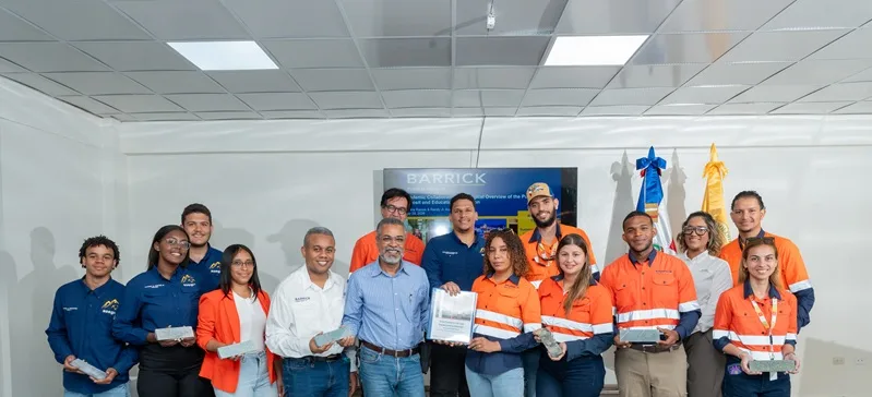 Barrick Pueblo Viejo fortalece formación práctica de estudiantes de Geología de UTECO con donación técnica especializada Foto de entrega de testigos de perforacion