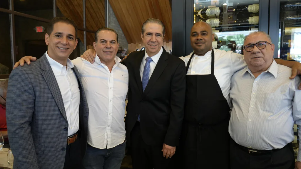 Francisco Javier socializa con duenos de supermercados NY
