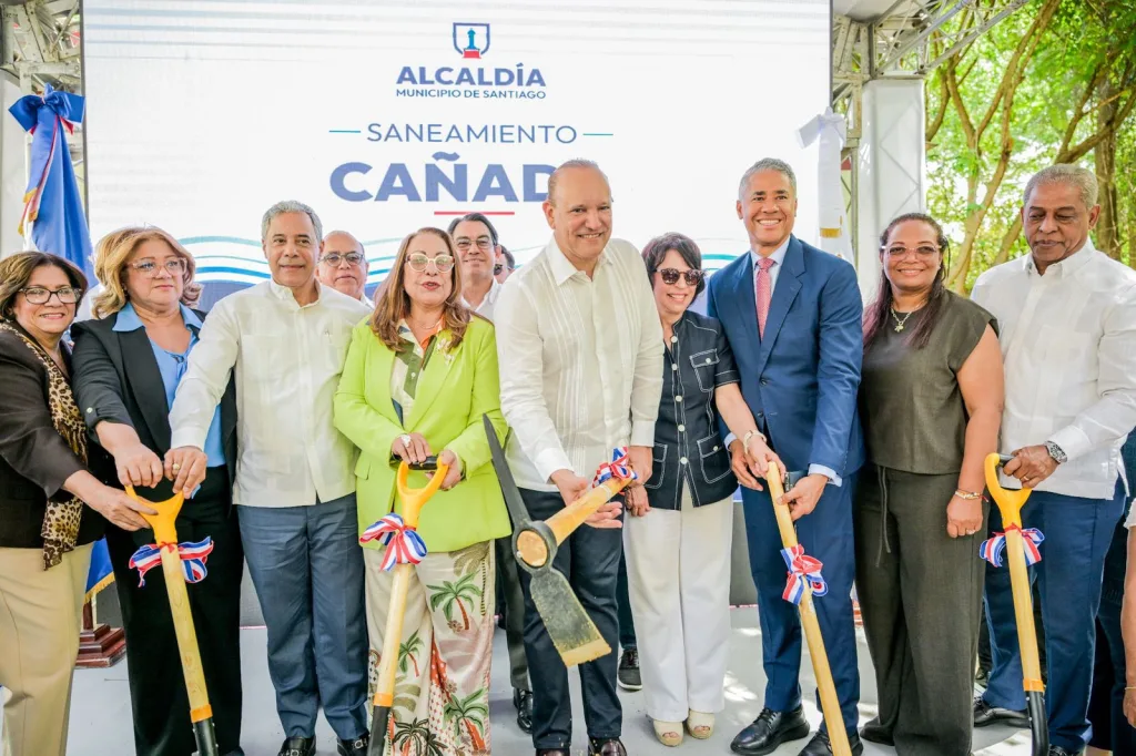 Inician transformación de la cañada Hoya de Caimito con inversión de más de RD$266 millones Inician transformacion de la canada Hoya de Caimito con inversion de mas de RD266 millones1