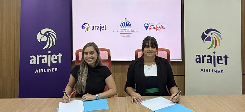 Arajet y Ministerio de Trabajo crean oportunidades para jóvenes en la industria aeronáutica Ivanna Lajara y Milly Peralta2